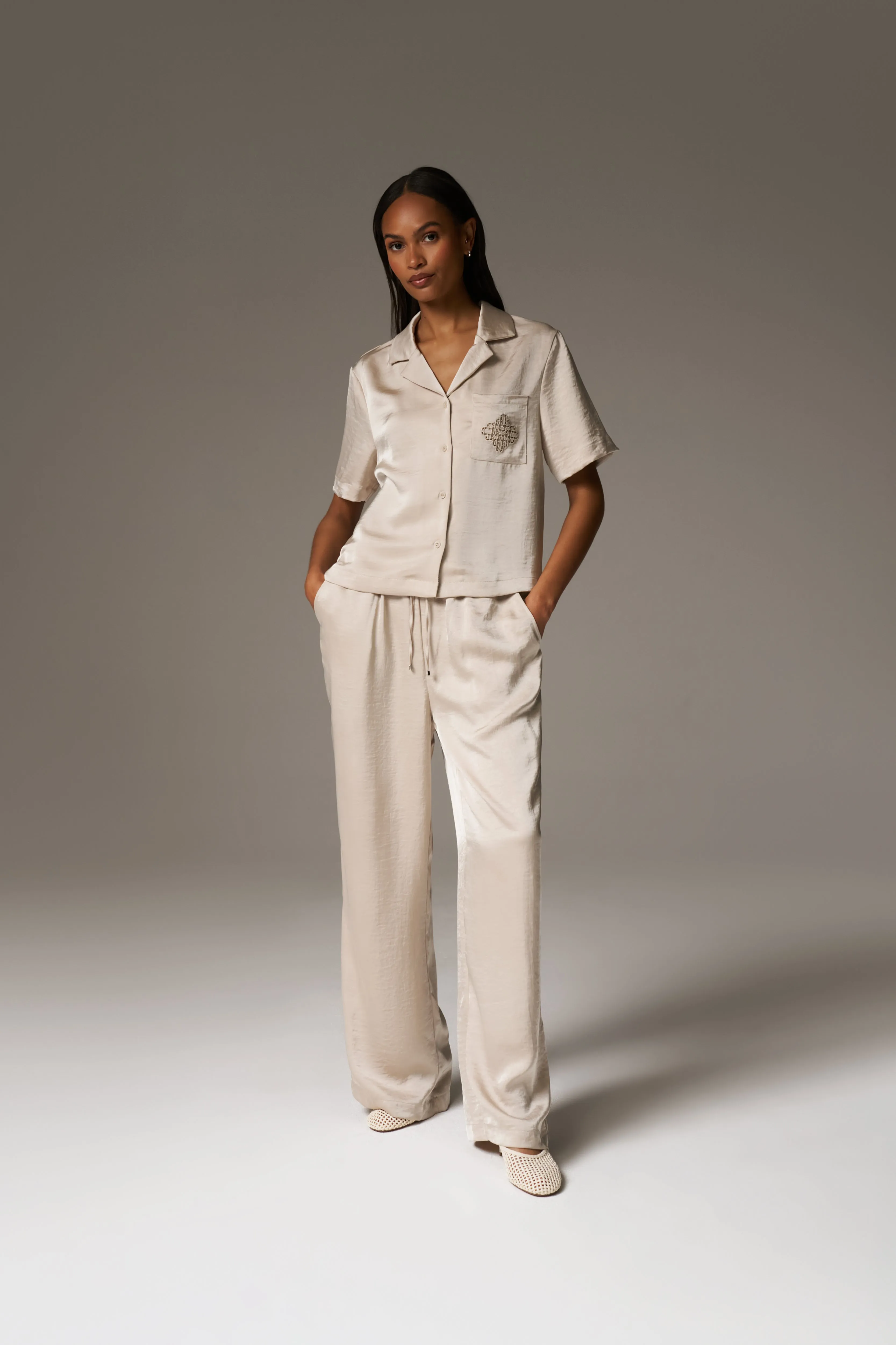 SATIN SHORT SLEEVE EMBLEM SHIRT - BEIGE